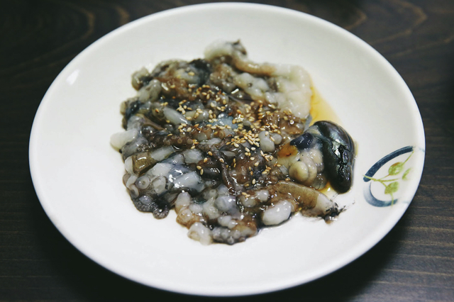 Sannakji là một trong những món ăn có thể khiến thực khách quốc tế “khiếp vía” ngay khi nhìn thấy