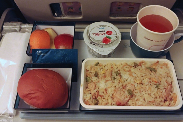 Bữa ăn được phục vụ trên Hạng Phổ Thông Cao Cấp của China Airlines
