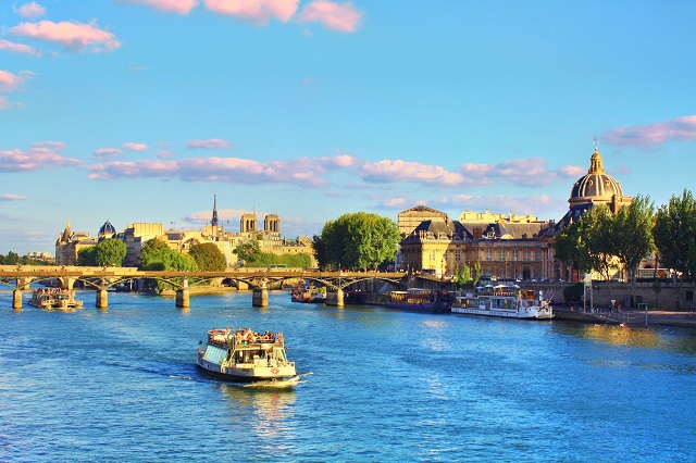 Sông Seine là một trong những địa danh mang tính biểu tượng của Pháp